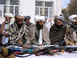 Un grupo de 15 insurgentes afganos entrega sus armas en Qala-i-Naw