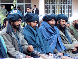 Un grupo de 15 insurgentes afganos entrega sus armas en Qala-i-Naw