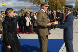 S.M. el Rey recibe de manos del JEMAD la última Enseña Nacional que ha ondeado en Bosnia-Herzegovina