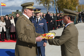 S.M. el Rey hace entrega de la Bandera Nacional al director del Museo del Ejército