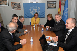La ministra de Defensa, Carme Chacón durante su visita al centro de Comunicaciones de Naciones Unidas
