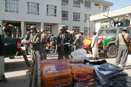 España entrega material a la policia afgana para mejorar su equipamiento.