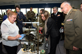 La ministra de Defensa visita el taller de sastrería y confección