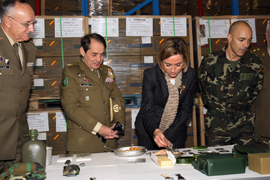 La ministra probó una de las raciones de campaña que se distribuyen a las unidades militares