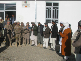 Militares españoles y autoridades afganas en la entrada del nuevo colegio de Tajek