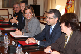 La ministra de Defensa, Carme Chacón durante la reunión con los armadores