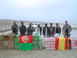 Militares españoles entregan alimentos y material escolar en Afganistán