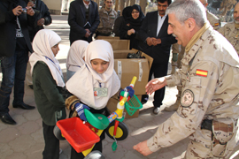 Las tropas españolas en Herat entregan juguetes y ropa a la población