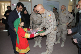 Las tropas españolas en Herat entregan juguetes y ropa a la población