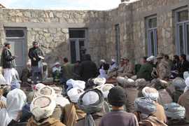 Las autoridades afganas se dirigen a los asistentes a la ceremonia oficial