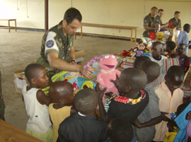 Los militares españoles reparten juguetes en Uganda