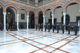 La ministra de Defensa, Carme Chacón, recibe honores a cargo de un piquete