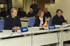 La ministra de Defensa, Carme Chacón, acompañada del general del Aire, José Jiménez Ruiz y el general de División Francisco Javier García Arnáiz durante la videoconferencia