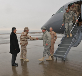 El general Petraeus aprueba la ampliación del aeropuerto de Herat