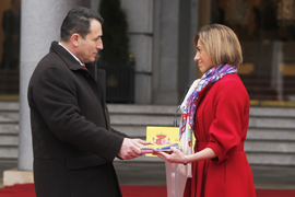 El ministro de Defensa de Bosnia y Herzegovina, Selmo Cikonic, entrega la Bandera de su país a la ministra Carme Chacón