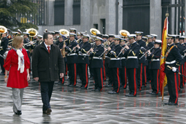 La ministra de Defensa, Carme Chacón, y el ministro de Defensa de Bosnia y Herzegovina, Selmo Cikonic pasan revista a la Fuerza