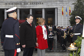 La ministra de Defensa, Carme Chacón, y el ministro de Defensa de Bosnia y Herzegovina, Selmo Cikonic, hacen una ofrenda floral a los que dieron su vida por España