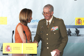 La ministra de Defensa felicita al general Rodrigo