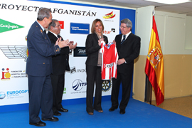 La ministra de Defensa acompañada de los representantes de 22 empresas y fundaciones españolas