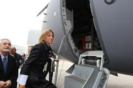 La ministra de Defensa, Carme Chacón, sube al avión A-400 M