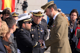 El Principe Felipe saluda a uno de los heridos en el accidente