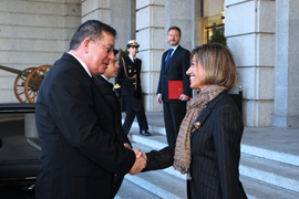 La ministra de Defensa, Carme Chacón,  saluda al ministro de Defensa de Repùblica de Paraguay