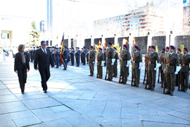 Los ministros de Defensa de España y Paraguay pasan revista a la formación