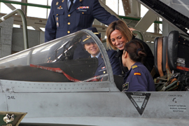 La ministra de Defensa en la cabina del F-18