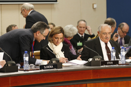 La ministra de Defensa Carme Chacón durante la reunión de ministros de Defensa de la OTAN en Bruselas