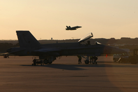 Salida de los F-18 para la operación de apoyo al pueblo libio