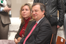 La directora general de Infraestructura, Mónica Melle Hernández, y el presidente de la Empresa Regional de Suelo y Vivienda, Julián Sánchez Pingarrón, durante la firma del protocolo