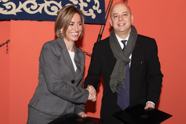 La ministra de Defensa, Carme Chacón y el alcalde de San Sebastián, Odón Elorza González, tras la firma del Protocolo