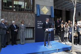 La ministra de Defensa asiste junto al alcalde de Madrid al descubrimiento de una placa en la casa donde vivió el general Gutiérrez Mellado