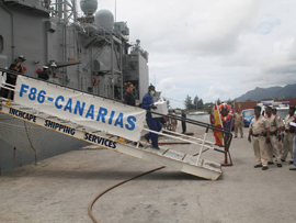 La fragata 'Canarias' entrega a las autoridades de Seychelles 11 presuntos piratas