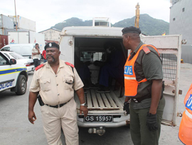 La fragata 'Canarias' entrega a las autoridades de Seychelles 11 presuntos piratas