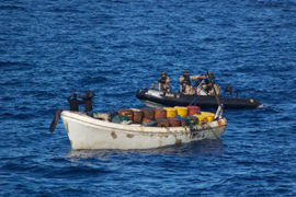 El ‘Infanta Elena’ intercepta dos presuntos piratas en la cuenca de Somalia
