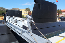 La ministra de Defensa abandona el submarino 'Mistral'