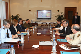 La ministra de Defensa durante la reunión en el EMAD sobre el desarrollo de la misión en Libia