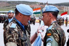 El general Baños entrega la bandera de UNIFIL al general Asarta