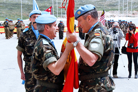 El general Alcañiz recibe la bandera española de manos  del general Asarta
