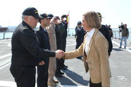 La ministra de Defensa saluda a la dotación de la fragata 'Méndez Núñez'