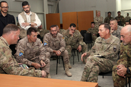 El general Petraeus elogia la labor de los militares españoles