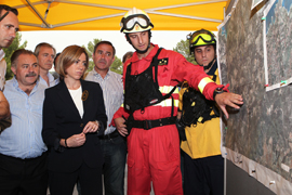 Un miembro de la UME le muestra a la ministra de Defensa Carme Chacón la zona del incendio