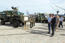 El JEMAD y el alcalde de Málaga inauguran la exposición de material militar