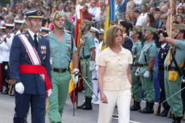 Carme Chacón preside la jura de bandera de 400 civiles en el Día de las Fuerzas Armadas
