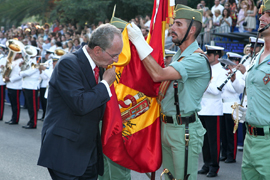Carme Chacón preside la jura de bandera de 400 civiles en el DIFAS