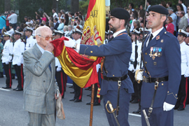 Carme Chacón preside la jura de bandera de 400 civiles en el DIFAS