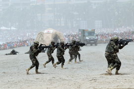 Simulacro de rescate realizado por los tres Ejércitos en el Día de las FAS