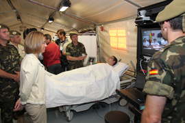 La ministra Chacón durante una demostración de telemedicina con el hospital cental de la Defensa