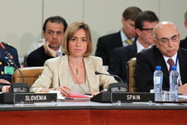 La ministra de Defensa Carme Chacón durante una de las sesiones de trabajo en Bruselas